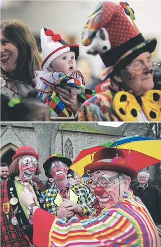  ??  ?? Un bebé payaso parece disfrutar en brazos de su madre de la misa en memoria de Joseph Grimaldi. Tres viejos payasos hacen de las suyas en las afueras de la iglesia de Todos los Santos de Londres.