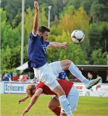  ?? Foto: Oliver Reiser ?? Große Sprünge hat bisher der TSV Dinkelsche­rben gemacht. Hier steigt Last Minute Neuzugang Thomas Kubina höher als Johannes Seipt vom SSV Anhausen.