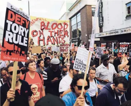  ?? AFP ?? Manifestan­tes avanzaban ayer hacia el barrio de Londres, donde se ubica la torre Grenfell, destrozada por el incendio del miércoles, en demanda de justicia para las víctimas de la tragedia.