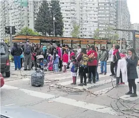  ??  ?? Protesta. Con corte de la avenida Roca, frente a Lugano 1 y 2.