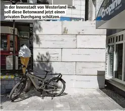  ?? ?? In der Innenstadt von Westerland soll diese Betonwand jetzt einen privaten Durchgang schützen.