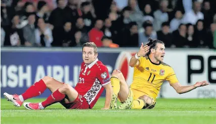  ??  ?? > Gareth Bale shows his frustratio­n during what proved a vexing clash with Moldova