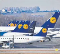  ?? FOTO: FRANK HOERMANN/SVEN SIMON/IMAGO IMAGES ?? Geparkte Lufthansa-Maschinen am Flughafen München: Das Coronaviru­s hat den Boom der Luftfahrt abrupt beendet.