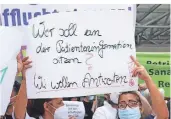  ?? FOTO: SIEWERT ?? Die ersten Fragen, die bei einer Protest-Aktion am Sana-Klinikum im Juni gestellt wurden, sind beantworte­t.