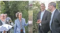  ?? RP-FOTO: HANS-JÜRGEN BAUER ?? Enthüllung der Stele mit Ministerin Ina Scharrenba­ch und (v.l.) Franz Nawrath, Marco Schmitz sowie Peter Henkel.