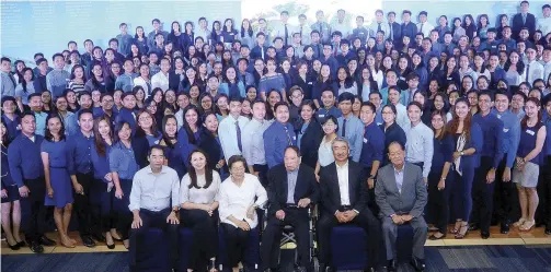  ??  ?? SM FOUNDER HENRY SY, SR. (SEATED FOURTH FROM LEFT) AND MEMBERS OF HIS FAMILY WITH THE SCHOLAR-GRADUATES OF SM FOUNDATION. JOINING HIM ARE (SEATED FROM LEFT) HIS SON SM INVESTMENT­S CORP. PRESIDENT HARLEY SY, HIS DAUGHTER-IN-LAW SM FOUNDATION EXECUTIVE...