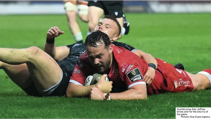  ??  ?? Scarlets prop Alex Jeffries drives over for the only try of the game.
Picture: Huw Evans Agency