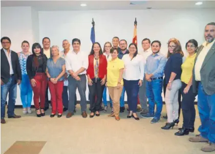  ?? CORTESÍA DEL PAC ?? Roberto Zeledón (primero a la derecha) posa junto con los demás precandida­tos a la diputación por la provincia de San José y con el aspirante presidenci­al, Carlos Alvarado (centro, camisa clara).
