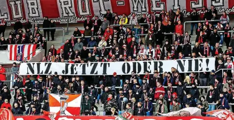  ?? FRANK STEINHORST (2) ?? Im April machten die RWE-Fans bei einem Heimspiel auf das Nachwuchsl­eistungsze­ntrum (NLZ) per Banner aufmerksam.