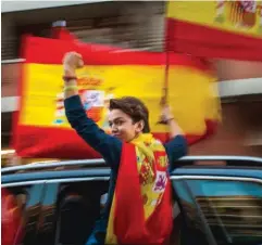  ??  ?? RECLAMO POR LA INDEPENDEN­CIA. En la Diada, la fiesta nacional de Cataluña, de septiembre de 2017.LA OTRA CARA: UNIONISTAS. Marcha en contra de la independen­cia en Barcelona, en octubre del año pasado.SANTS, BARCELONA. Restituyen una bandera estelada que había sido robada de un centro social.