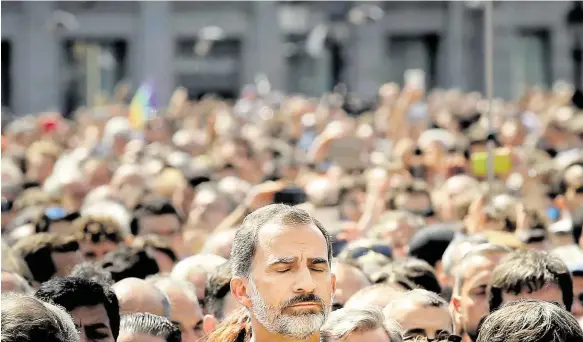  ?? Foto: AP ?? Minuta ticha Tisíce lidí v čele se španělským králem Felipem (uprostřed) včera uctily památku obětí čtvrtečníh­o teroristic­kého útoku v centru Barcelony.