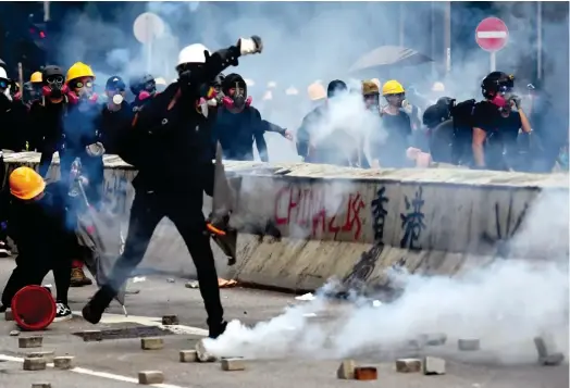  ??  ?? Police fired tear gas on Hong Kong protesters