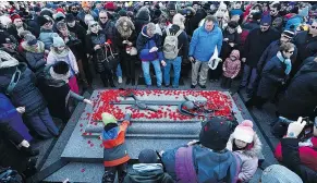  ?? — CP ?? Poppies are laid on the Tomb of the Unknown Soldier following the national Remembranc­e Day ceremony Saturday in Ottawa.