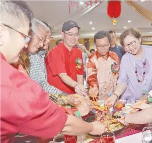  ??  ?? SHAFIE (dua dari kanan) bersama tetamu kehormat yang lain menggaul Yee Sang selepas merasmikan majlis itu.