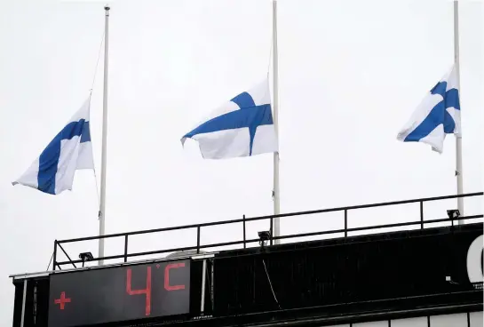  ?? FOTO: VESA MOILANEN/LEHTIKUVA ?? Flaggorna vajade på halv stång i Kuopio i går. Sorgflaggn­ing ordnas i hela landet i dag.