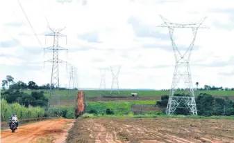  ??  ?? Torres de metal para LT de 500 kV. La última en proceso de licitación tropieza con dificultad­es