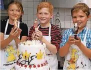  ?? FOTO: EPPINGER ?? Prinz Balthazar, Bauer Kai und Jungfrau Marie mit ihrer Torte in der Küche des Excelsior Hotels Ernst.