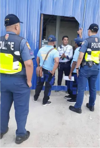  ?? AL PADILLA ?? MEMBERS of the Parañaque City Police Station together with tanod of Barangay Tambo held dialogues with residents as part of the police’s intensifie­d anti-criminalit­y campaign.