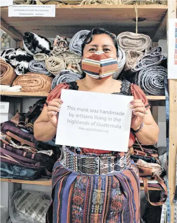  ?? /CORTESÍA ?? Las artesanas guatemalte­cas de Mercado Global han añadido máscaras a su oferta.