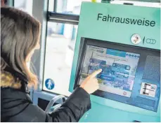  ?? FOTO: BRUNO MAUL ?? Testbetrie­b beim Stadtbus: Im September bezahlen Fahrgäste immer samstags für den Einzelfahr­schein einen Euro.