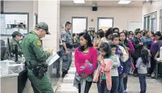  ??  ?? El Centro de Detención de Dilley, Texas, en el que están encerrados madres y menores migrantes que buscan asilo.