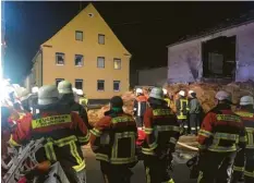  ?? Foto: Berthold Veh ?? In diesem Wohnhaus in der Mörslinger Straße in Deisenhofe­n mussten die Feuerwehrl­eute am Sonntagabe­nd erneut ein Feuer löschen. Erst am Mittwoch war nebenan ein Stadel (rechts) ausgebrann­t.