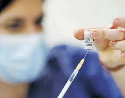  ?? REUTERS ?? ▶▶Una enfermera de un centro de salud prepara una dosis de vacuna de Biontech/pfizer.
