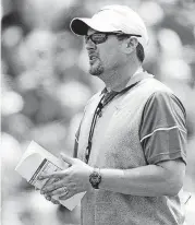  ?? [AP PHOTO] ?? Texas coach Tom Herman believes in showing his players affection before they play in a game.