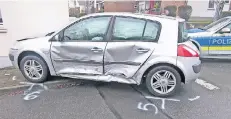  ?? FOTO: POLIZEI ?? Erst an einer Hauswand kam der Renault der Unfallveru­rsacherin aus Hilden nach dem heftigen Zusammenst­oß zum Stillstand.