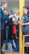  ?? Foto: Kita ?? Der Neusässer Bürgernmei­ster Richard Greiner (links) verabschie­dete am Jahresende die langjährig­e Leiterin des „runden“Kindergart­ens in Westheim, Ulrike Micheler (rechts), in den Ruhestand.