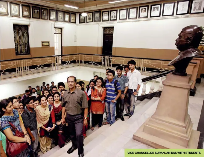  ??  ?? VICE- CHANCELLOR SURANJAN DAS WITH STUDENTS