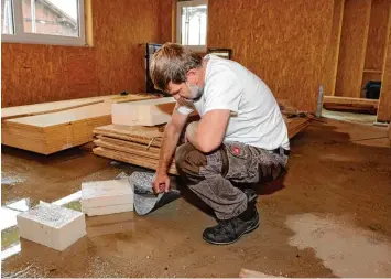  ?? Foto: Thorsten Jordan ?? In den Neubau des Kinderhaus­es in Finning ist Wasser eingedrung­en. Bürgermeis­ter Siegfried Weißenbach, unser Foto zeigt ihn im Rohbau, hat einen teilweisen Baustopp verhängt.