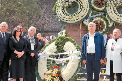  ?? JAVIER RÍOS ?? El tabasqueño y parte del futuro gabinete hicieron guardia de honor en la Plaza de las Tres Culturas.