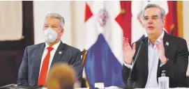  ??  ?? El presidente Luis Abinader junto al ministro de la Presidenci­a, Lisandro Macarrulla.
