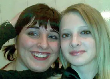  ?? ?? Cugine Sabrina Misseri (a sinistra), condannata all’ergastolo per l’omicidio della 15enne Sarah Scazzi (a destra)
