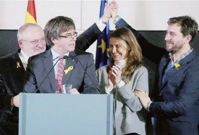  ?? Ansa ?? Ritorno in patria Puigdemont attorniato dai ministri “autoesilia­ti” nella conferenza stampa di ieri a Bruxelles