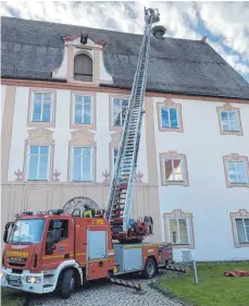  ?? FOTO: GEMEINDEVE­RWALTUNG ?? Mit einer Drehleiter musste das große Storchenne­st auf dem Ummendorfe­r Schloss gereinigt werden.