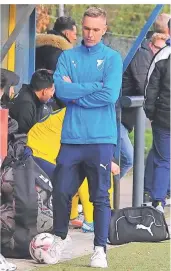  ?? FOTO: THEO TITZ ?? Ein Sieg in sechs Spielen war zu wenig: Zuletzt kassierte Trainer Stefan Laucke mit dem 1. FC Mönchengla­dbach heftige Niederlage­n in der Oberliga. Nun ist Laucke nicht mehr im Amt.