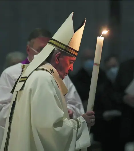  ??  ?? La basílica de San Pedro se apaga para luego iluminarse para la liturgia