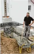  ??  ?? Es muss noch die Treppe an den Eingang: Christoph Gröner vor seinem Haus.