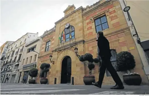  ?? ERASMO FENOY ?? Un hombre pasa por delante de la fachada del Ayuntamien­to de Algeciras.