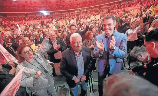  ?? M. RIOPA/AFP ?? Antonio Costa y Pedro Sánchez, en el aniversari­o del PS portugués.