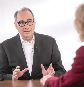  ?? RICH HEIN/SUN-TIMES ?? David Axelrod talks with Sun-Times reporter Fran Spielman on Friday.