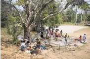  ?? AFP ?? Participan­tes de ‘Viacrucis migrante’ toman un baño.