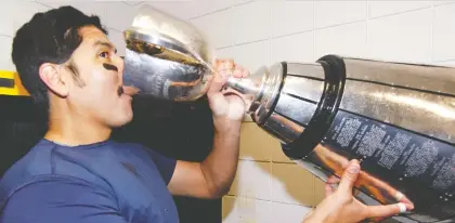  ?? PIERRE OBENDRAUF FILES ?? Alouettes' quarterbac­k Anthony Calvillo celebrates after winning the 2010 Grey Cup over the Saskatchew­an Roughrider­s in Edmonton. Calvillo made a post-game revelation of a health issue that would turn out to be cancer.