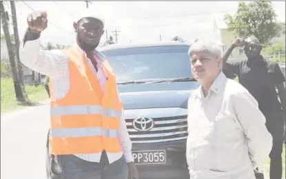  ?? Photo) (MoPI ?? Minister within the Ministry of Public Infrastruc­ture, Jaipaul Sharma (right) interactin­g with the contractor for Thomas Electrical Constructi­on and Manufactur­ing.