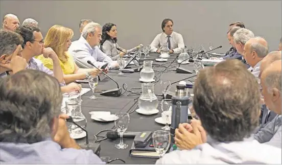  ??  ?? GABINETE.
Ayer se celebró la primera reunión de lo que será el futuro Consejo de Ministros y su apertura estuvo a cargo del presidente electo Luis Alberto Lacalle Pou.