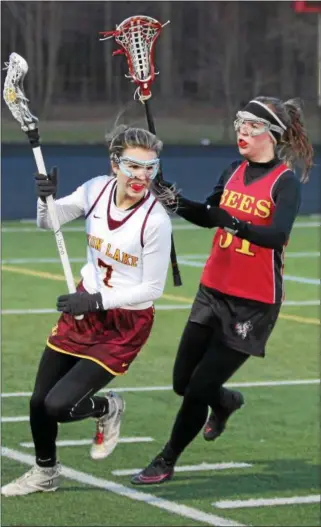  ?? RANDY MEYERS — THE MORNING JOURNAL ?? Liv MacDonald of Avon Lake runs the ball past Elaina Walcutt of Brecksvill­e-Broadview Heights near the sideline.