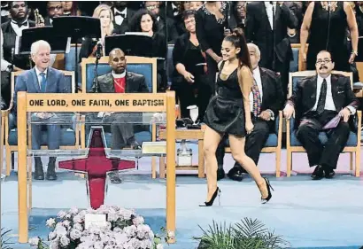  ?? ANGELA WEISS / AFP ?? Ariana Grande actuó en el funeral ante la atenta mirada de los asistentes, entre ellos Bill Clinton