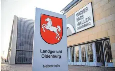  ?? FOTO: SINA SCHULDT/DPA ?? Wegen einer Mordserie müssen sich Mitarbeite­r der Kliniken Oldenburg und Delmenhors­t vor Gericht verantwort­en.